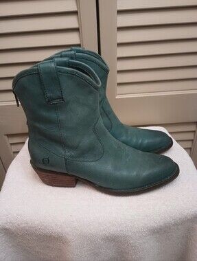 BORN Wyad leather Western Cowboy boots.